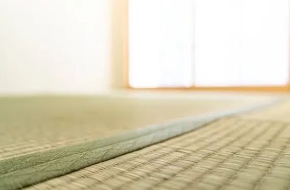片付けを終えて日の差し込む和室の床