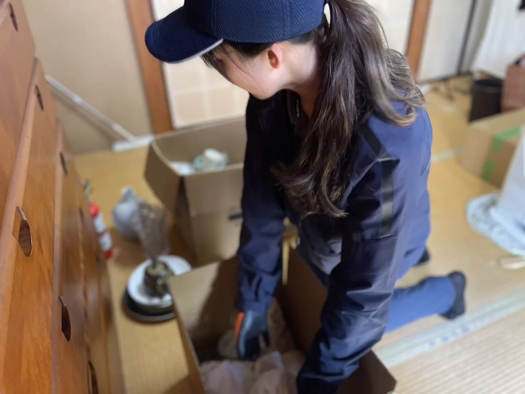 割れ物を箱に詰めて梱包する作業員