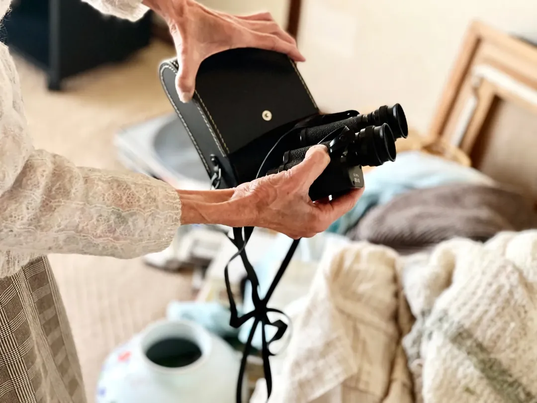 買取の対象になるバッグを確認する手元